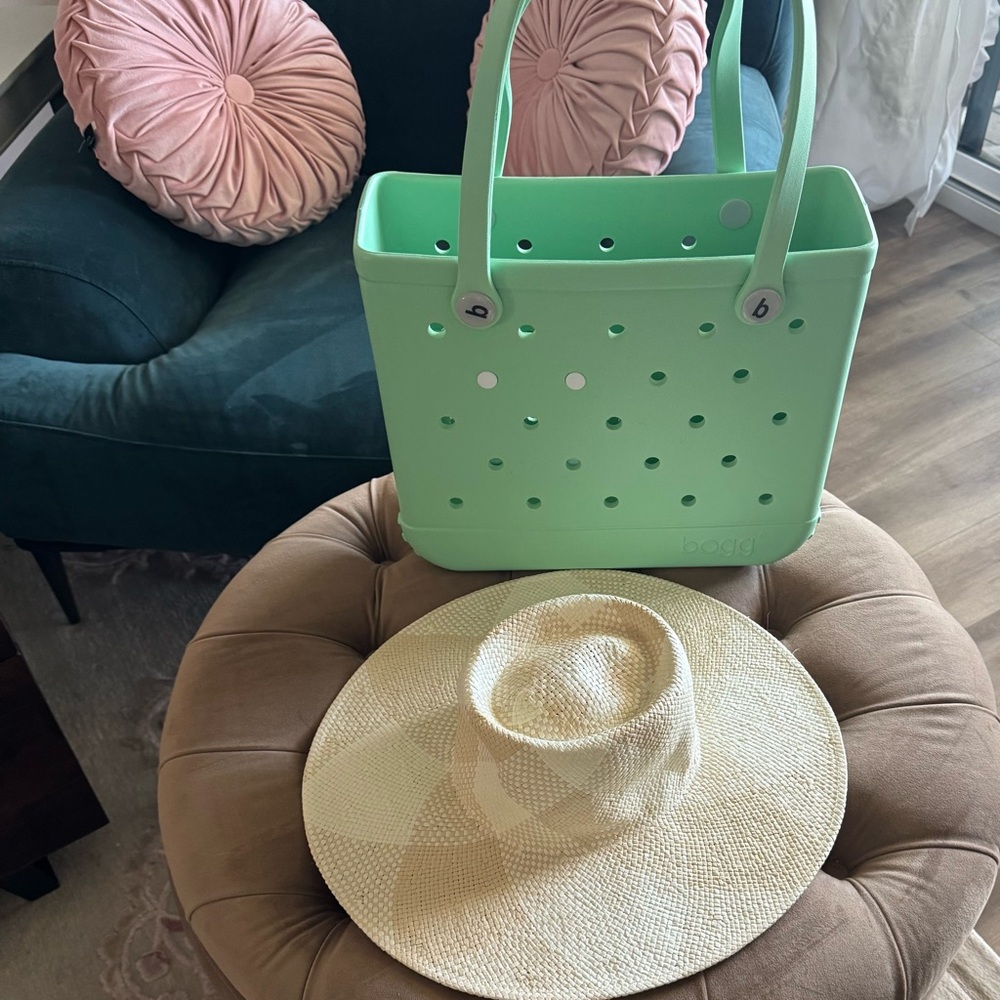 Bogg Bag with Sun hat Seafoam